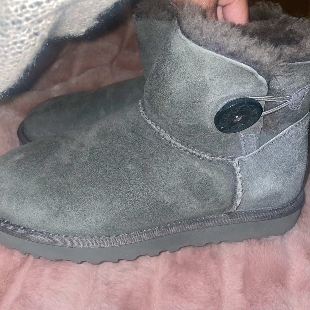 Ugg gray boots size 8 great condition - Picture 3 of 5